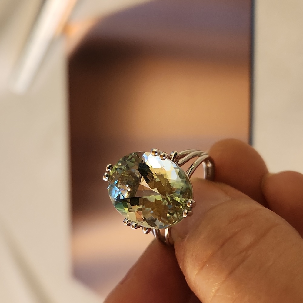 10k white gold with Prasiolite cut stone size 8